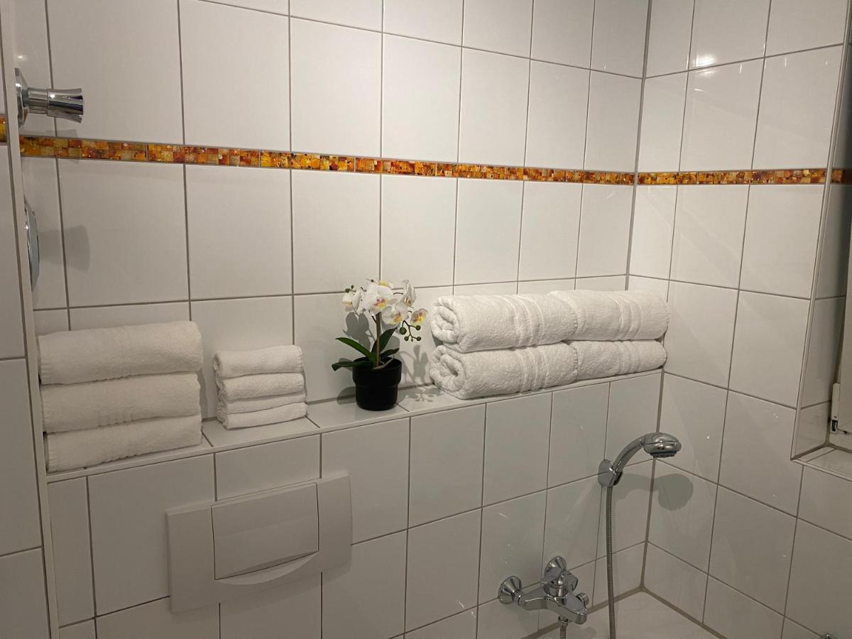 3 Zimmer Apartment In S-Bahn Naehe, 76 Qm, Max 5 Pers, 30Qm Dachterasse, Garage, Internet 1000 Mbit Gärtringen Buitenkant foto